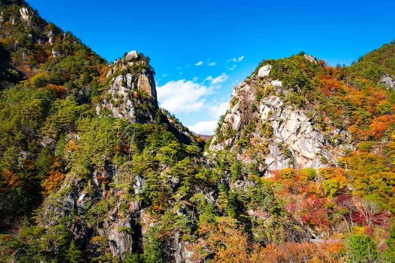 昇仙峡：紅葉の覚円峰と天狗岩