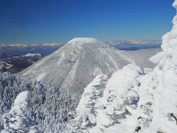 北横岳 北峰から望む雪の蓼科山